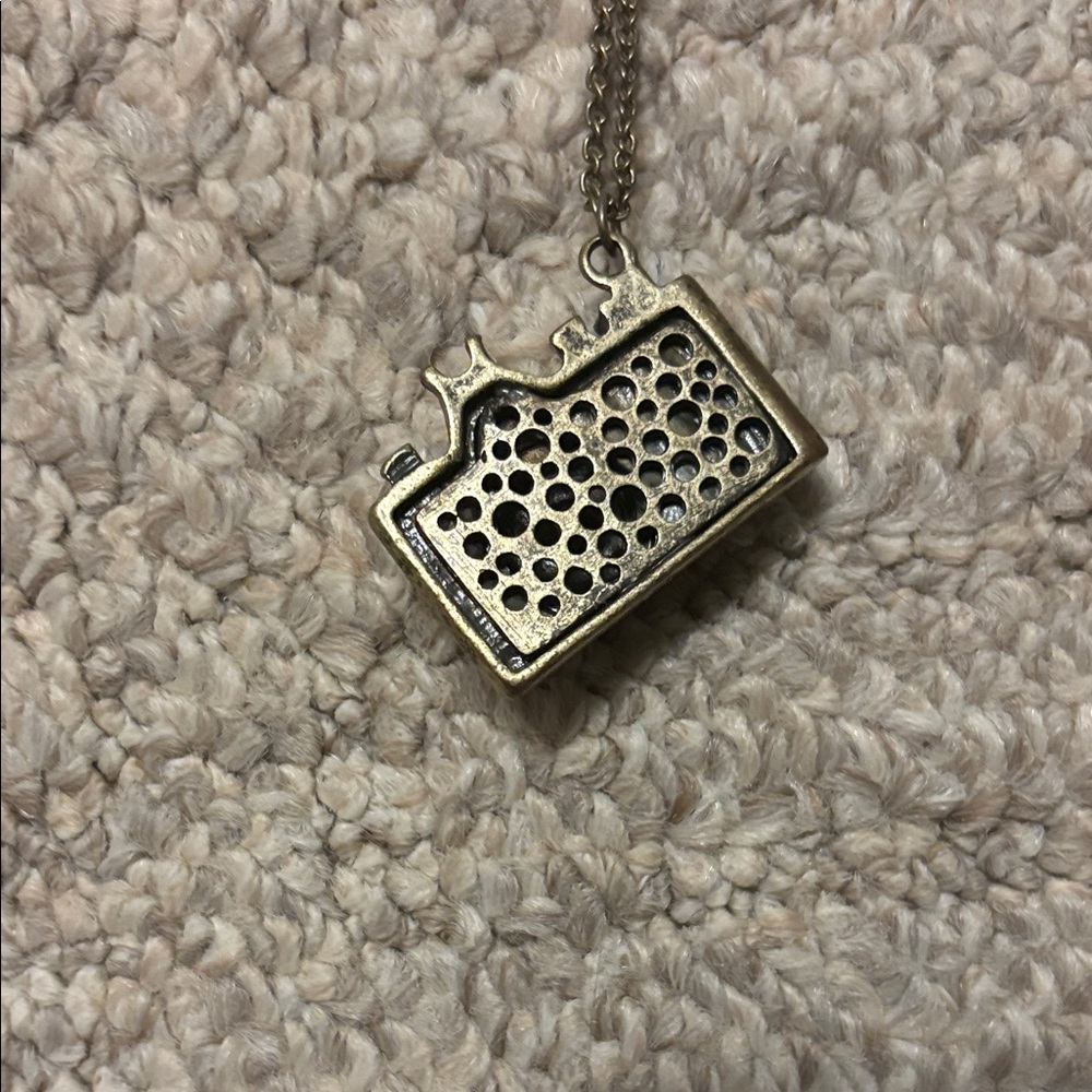 Camera Pendant Necklace with antique look - Picture 5 of 7